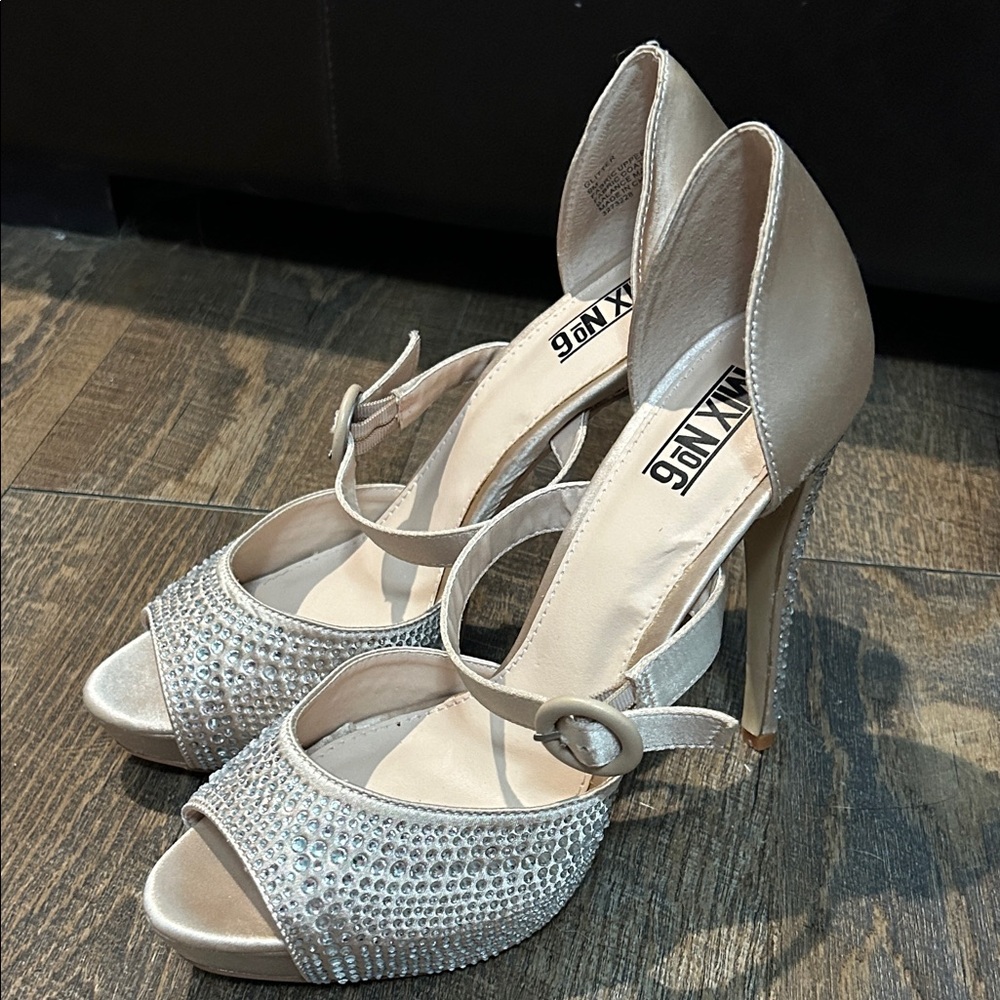 Mix No. 6 Women’s stilettos Heals‎  Glitter Sliver /Cream Rhinestones Size 9